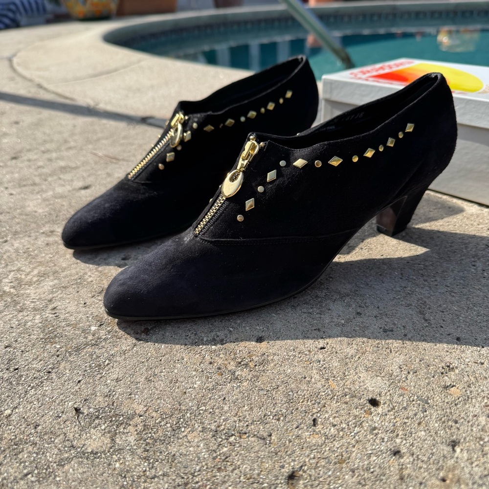 Elegant Black Heels with Gold Accents